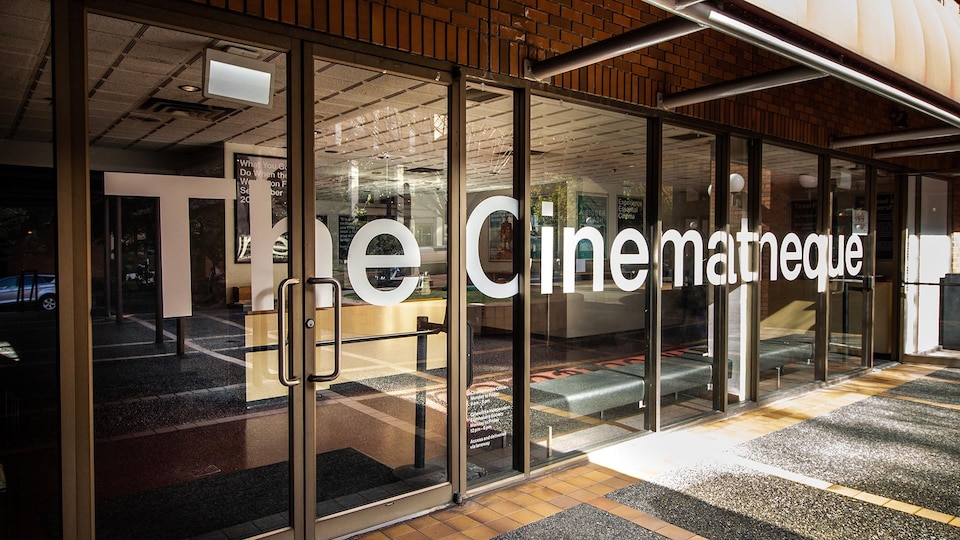 Les mots «The Cinematheque» écrits sur une devanture de cinéma vitrée.