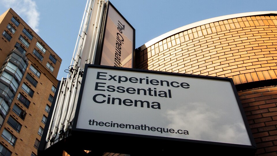 Marquise d'une salle de cinéma sur laquelle est inscrit «Experience Essential Cinema».