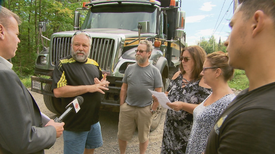 Des citoyens de Sainte-Brigitte-de-Laval qui craignent de devoir déménager pour la création d'un parc technologique discutent avec le conseiller municipal, Jean Giroux