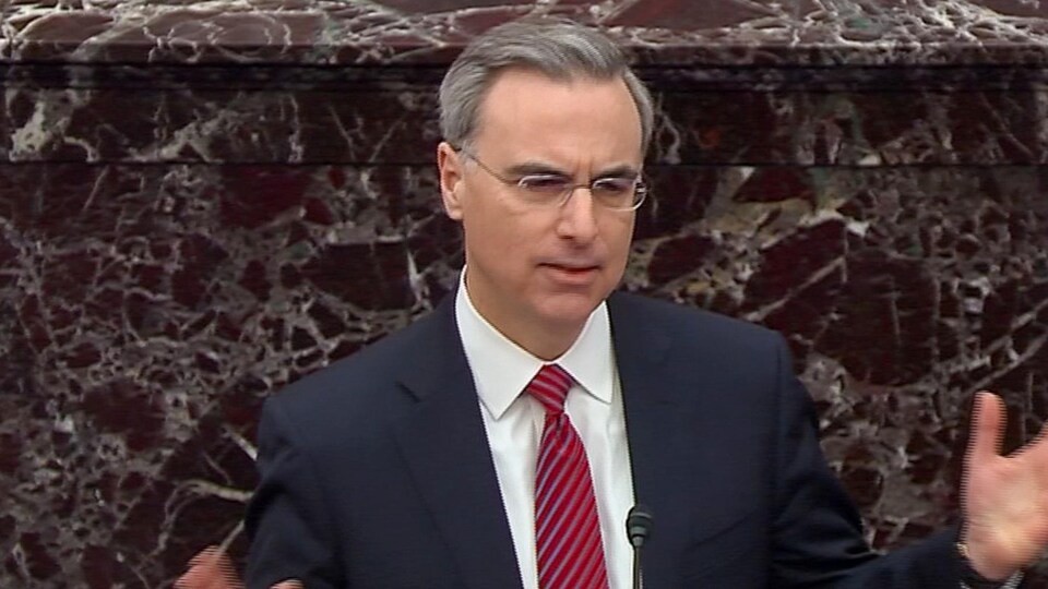 Pat Cipollone s'adressant aux sénateurs.