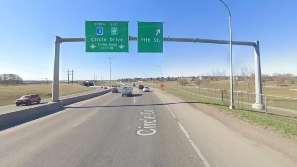 Une image de Google montre des véhicules circulant sur la promenade Circle de Saskatoon et sortant de la 11e rue, où un aménagement de la ville pourrait modifier la route. Cela inquiète certains résidents du secteur Montgomery Place.