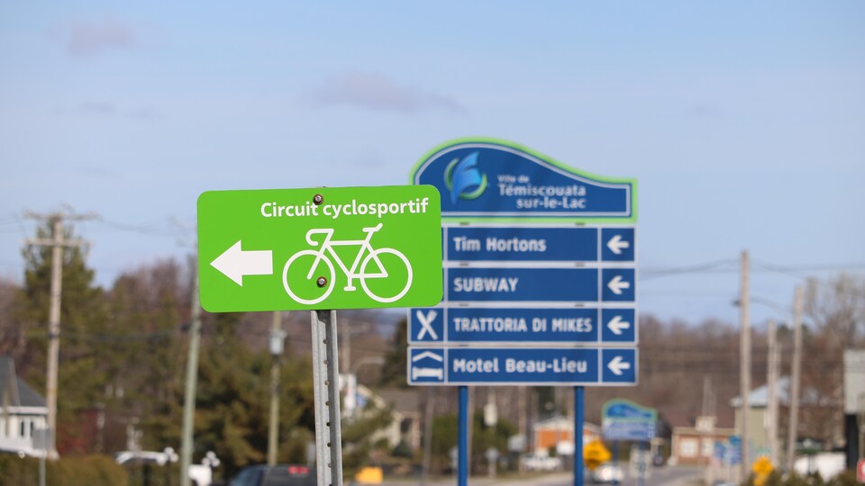 Une affiche indiquant un circuit cyclosportif à Témiscouata-sur-le-Lac.