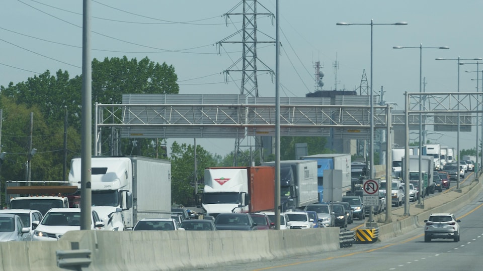 Circulation dense vendredi 21 mai sur l’autoroute 20 Ouest, vers l’ile Perrot.