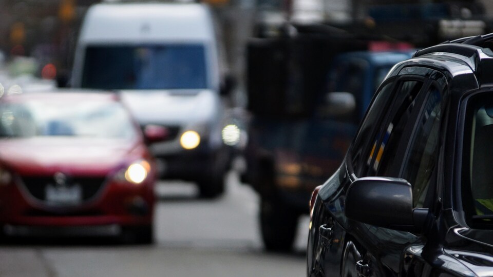 Gros plan sur une voiture avec le reste de la circulation floue en arrière-plan.