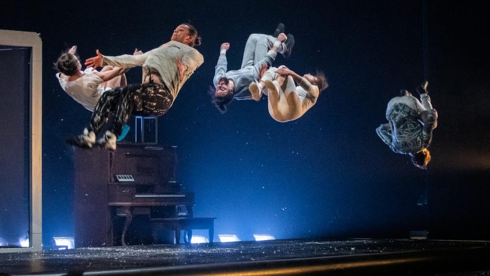 Cinq acrobates dans les airs pendant un saut.