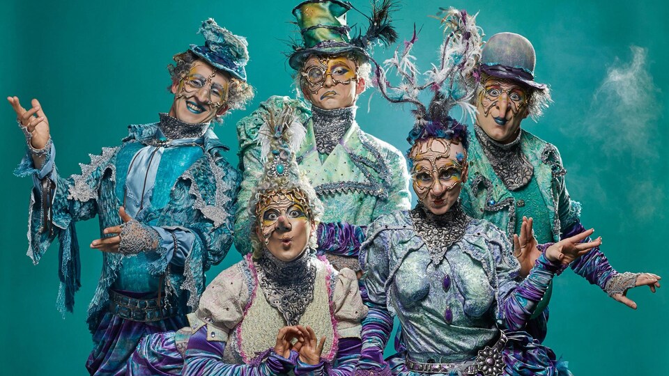 Cinq clowns du Cirque du Soleil.