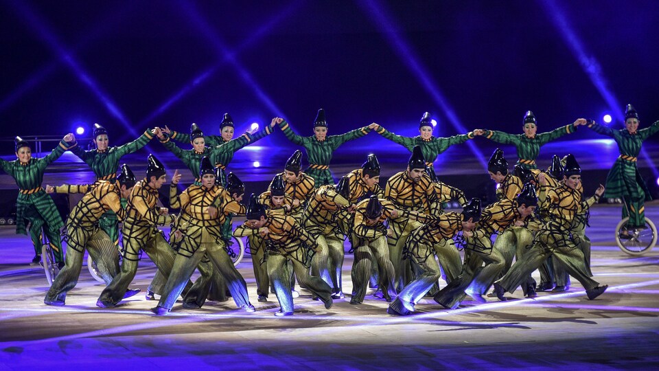 Plusieurs dizaines d'artistes du Cirque du Soleil se produisent sur scène.