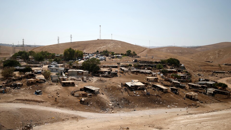 Une vue générale du village de Khan al-Ahmar.