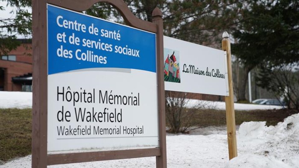 Une affiche de l'Hôpital Mémorial de Wakefield et de la Maison des Collines.