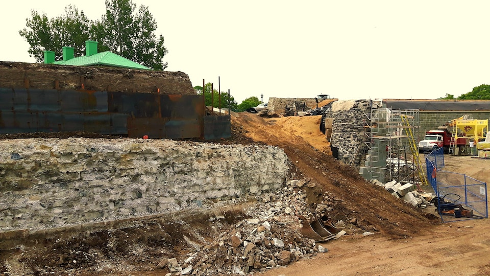 Le chantier de restauration de la Citadelle de Québec où des murs de pierres sont en reconstruction.