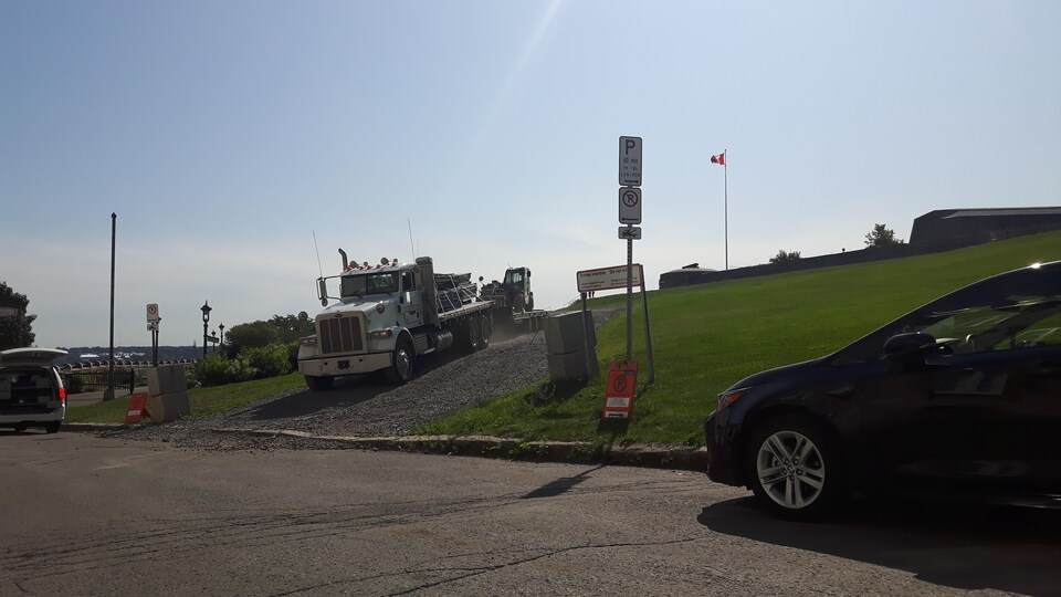 Un camion lourd circule sur le chemin d'accès temporaire à la Citadelle de Québec