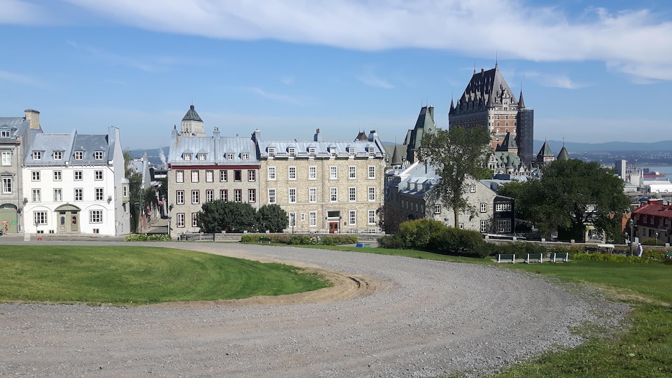 Le Château Frontenac vu du chemin d'accès temporaire à la Citadelle de Québec