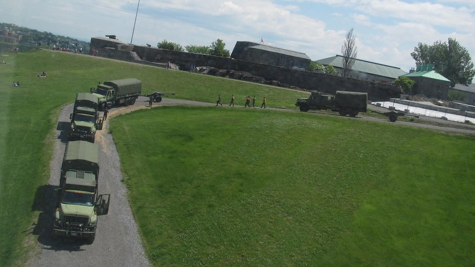 Des véhicules militaires sur le chemin d'accès temporaire à la Citadelle de Québec ont été photographiés par un citoyen en juillet