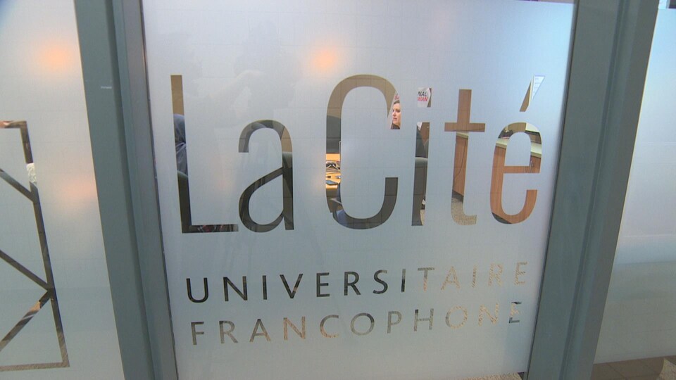 La vitre d'un local de la Cité universitaire francophone à l'Université de Regina.
