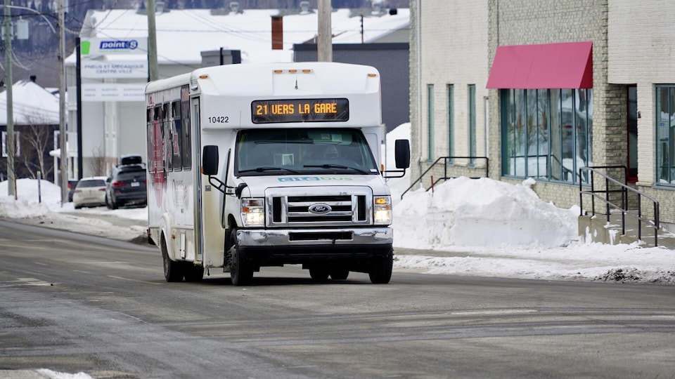 Un bus Citébus circule à Rimouski.