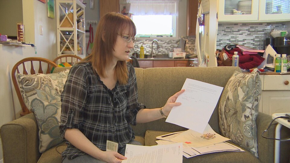 Anneliese Demos avec une lettre du gouvernement en main.