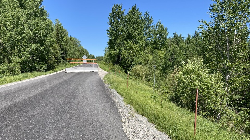 Des blocs de béton sur une route.