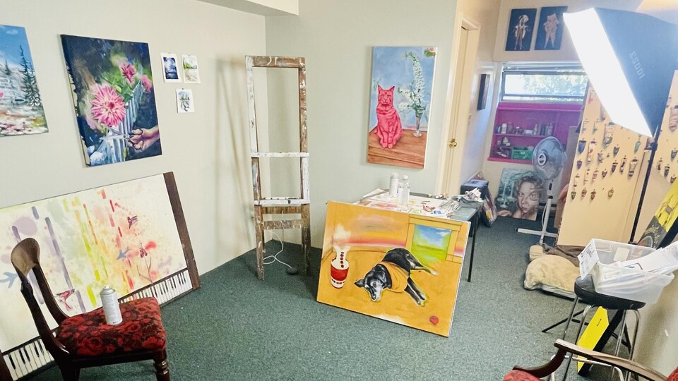 L'intérieur d'un studio d'artiste avec des peintures. 