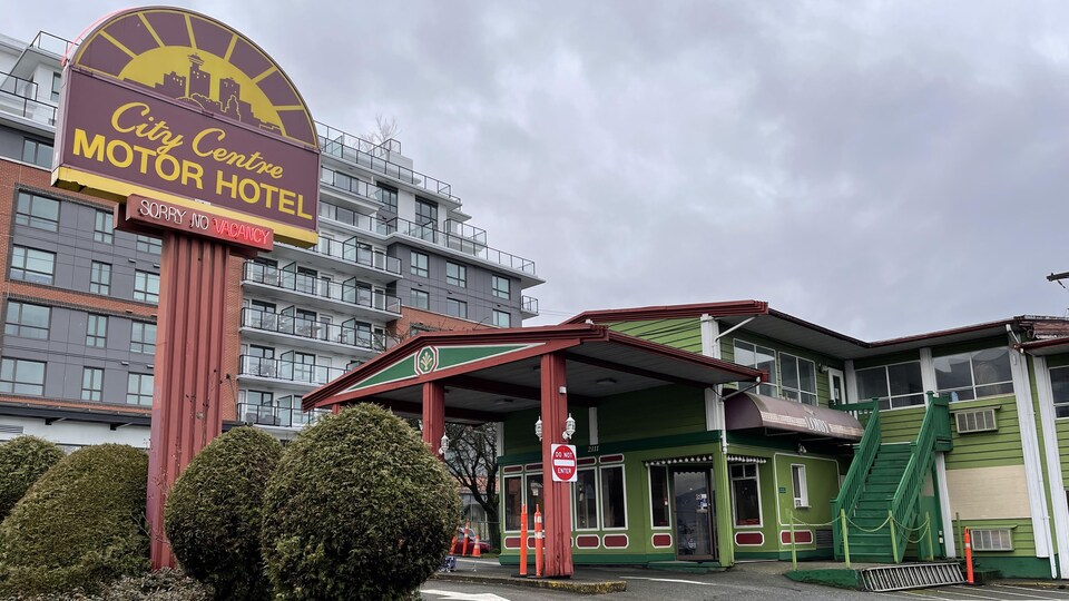 Façade d'un motel avec une enseigne sur laquelle est écrit City Centre Motor Hotel.