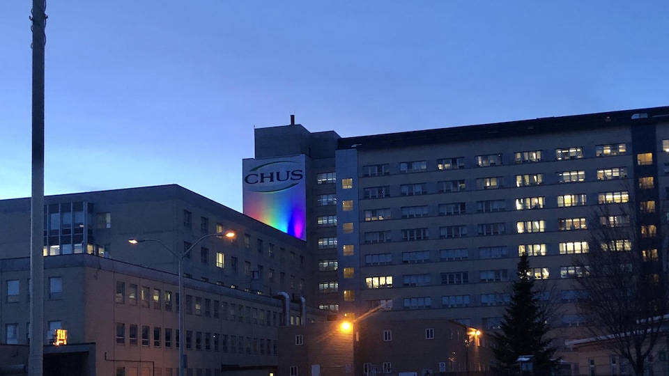 Le l'hôpital Fleurimont arbore un arc en ciel.