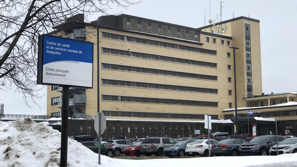 Un hôpital l'hiver.