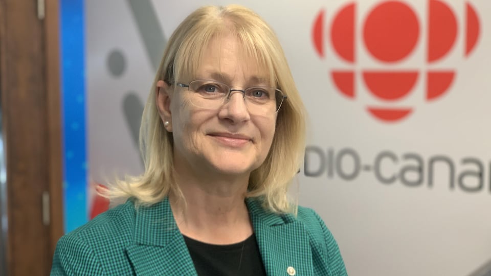 Claire Bolduc, posant pour la caméra dans un studio de Radio-Canada.