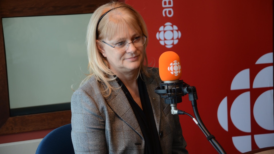 Claire Bolduc en entrevue dans les studios de Radio-Canada à Rouyn-Noranda.