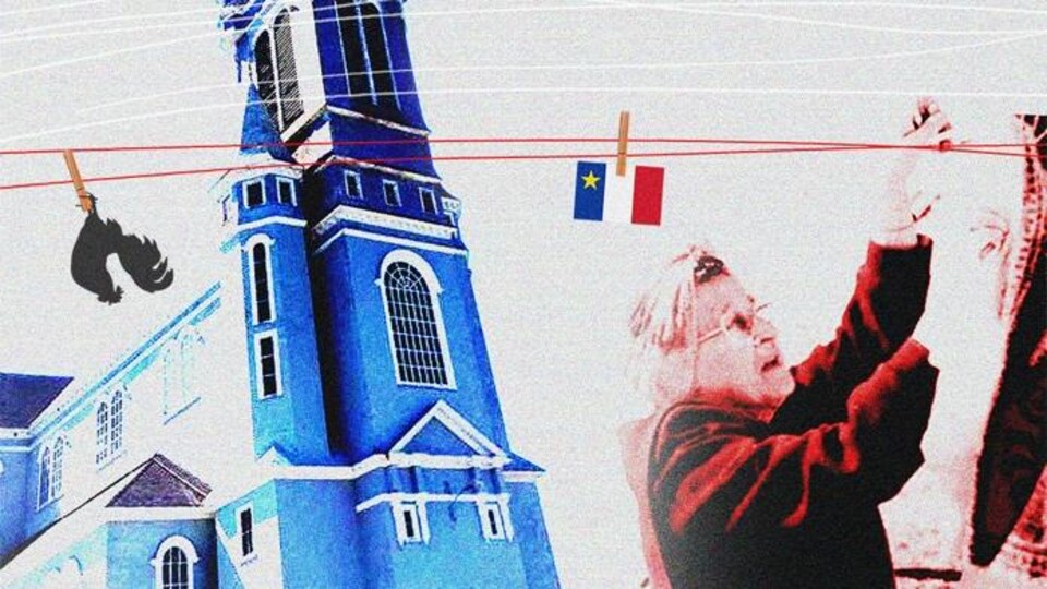 Une femme âgée met un morceau de linge sur une corde à linge. Derrière elle, une église. Un drapeau de l’Acadie est aussi sur la corde à linge. Il s’agit d’un montage coloré. On peut aussi lire sur l’image « Acadie, de mère en fille ». 