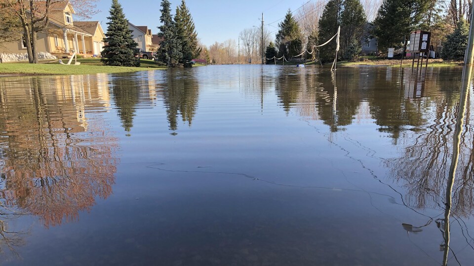 Une rue entièrement recouverte d'eau.