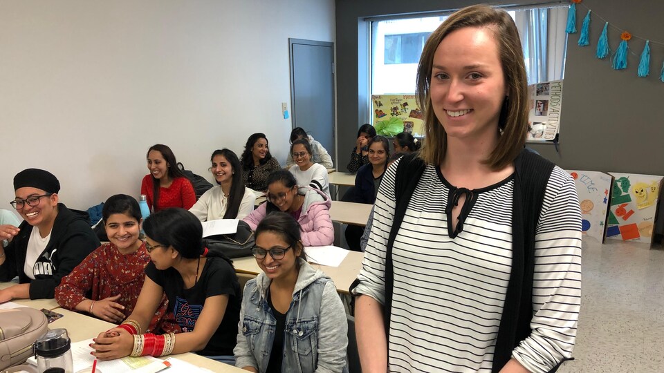 L'enseignante Hannah Burroughs et sa classe d'étudiantes à l'AEC en Techniques d'éducation à l'enfance 