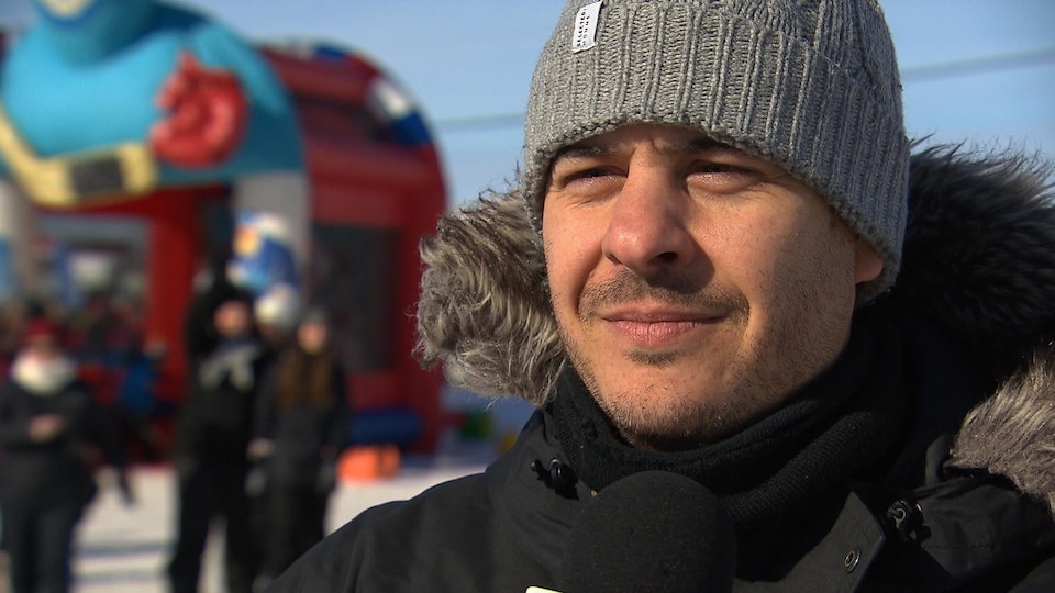 L'humoriste et invité spécial de la journée, Pierre Hébert, accorde une entrevue à Radio-Canada.
