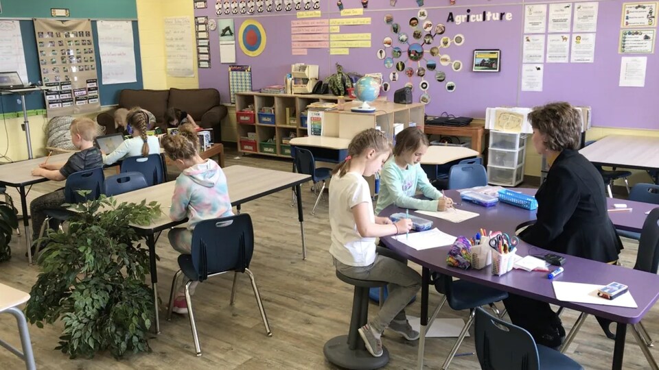 Des élèves d'une école d'Altario, en Alberta.