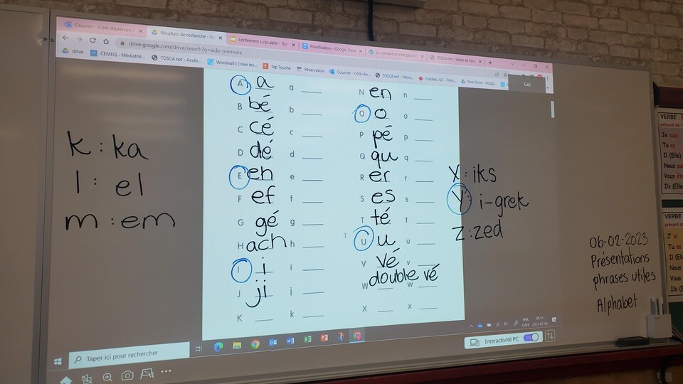 Les lettres de l'alphabet sur un tableau blanc.