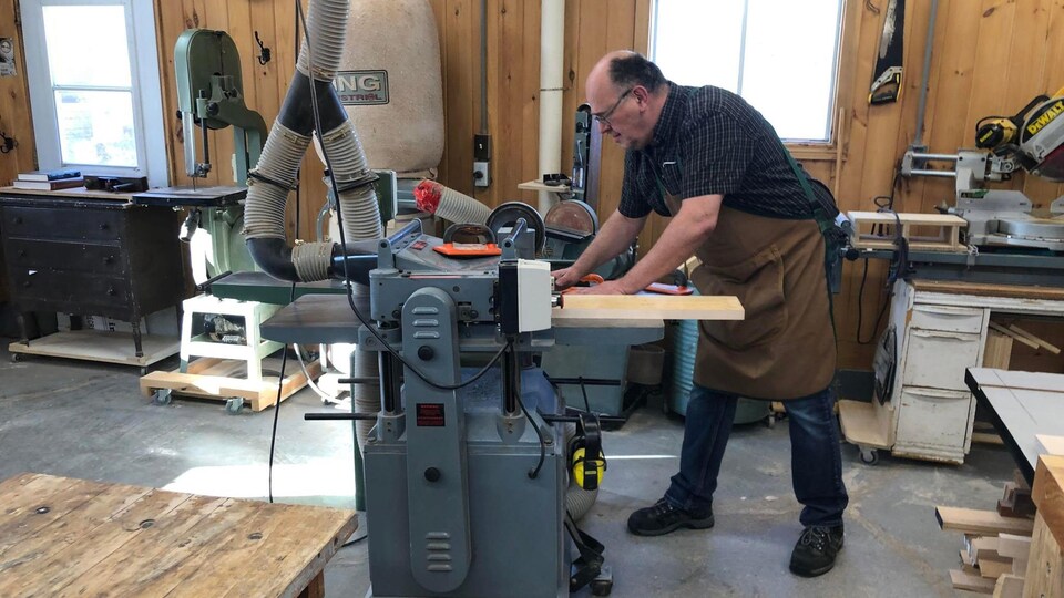 Stéphane Bergeron dans son atelier à Sainte-Hélène-de-Mancebourg.