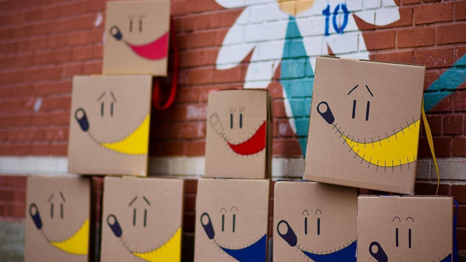Des boîtes de carton avec des sourires dessus. 