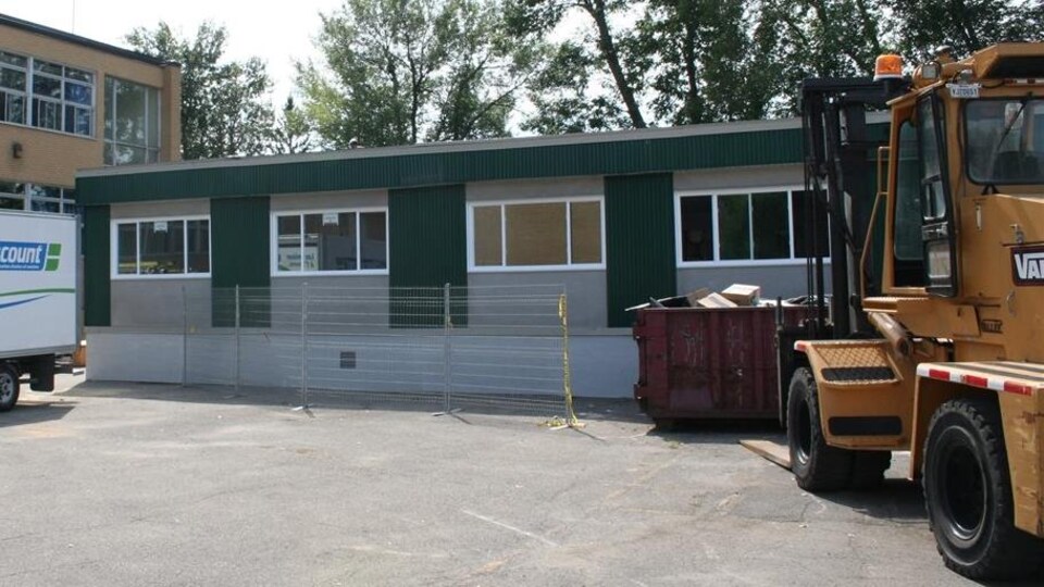 Classes modulaires, lors de leur installation à l'école Notre-Dame-des-Rapides, dans Lasalle