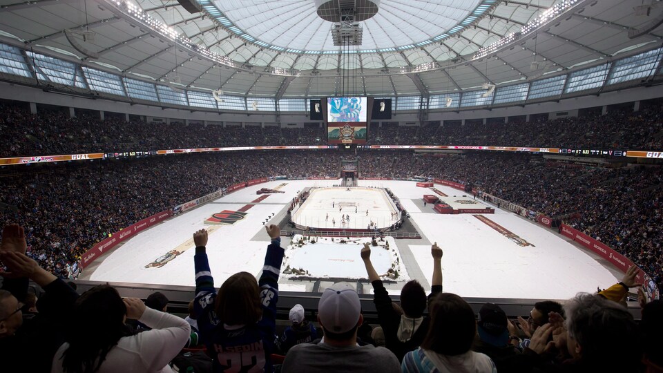 Fans celebrated after a goal at the Heritage Classic in Vancouver in 2014.