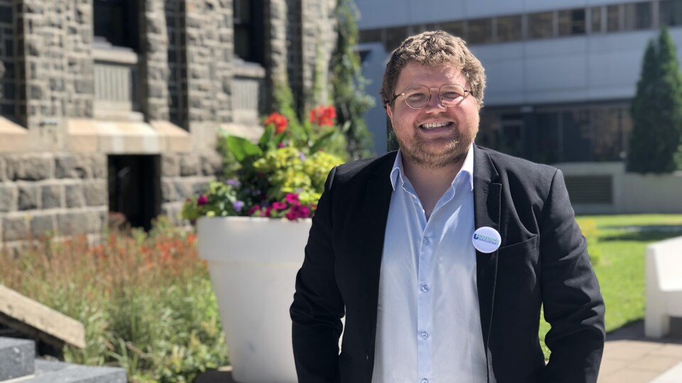 Claude Côté devant l'hôtel de ville de Saguenay.