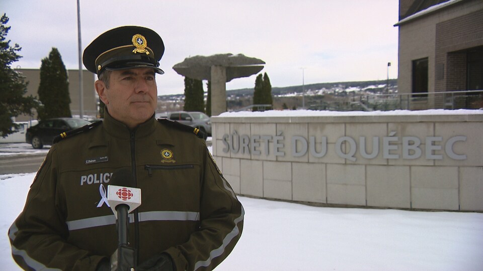 Claude Doiron devant les bureaux de la Sûreté du Québec.