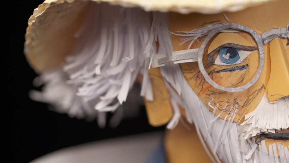 Le visage de Claude Lafortune en sculpture de papier. 