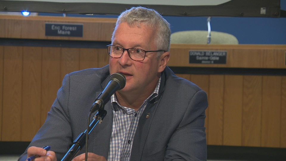Claude Périnet, directeur général de la ville de Rimouski, lors d'une séance du conseil municipal.