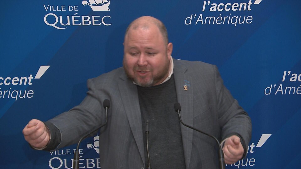 Claude Villeneuve en point de presse, mardi. 