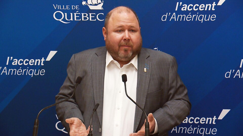 Claude Villeneuve lors d’un point de presse à l'hôtel de ville de Québec.