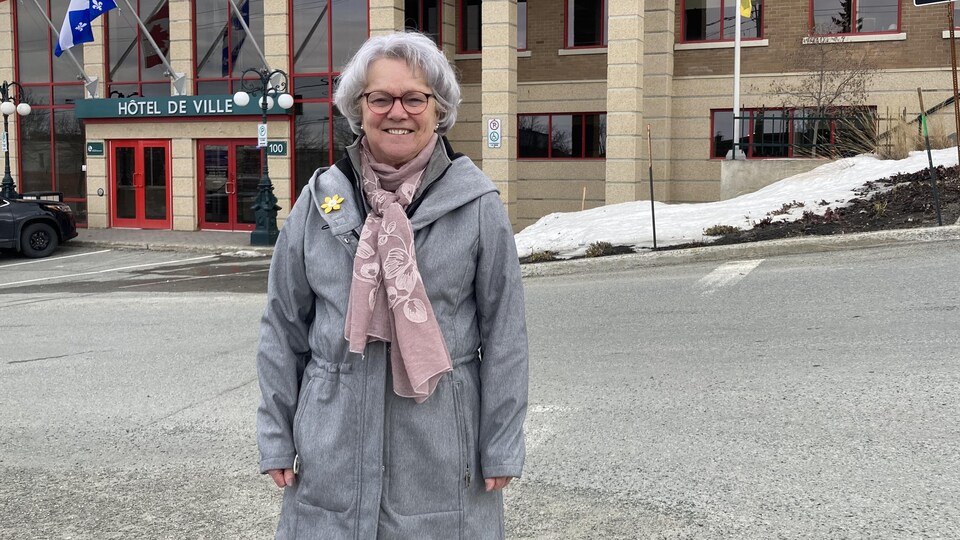 Claudette Carignan in front of the Rouyn-Noranda town hall.