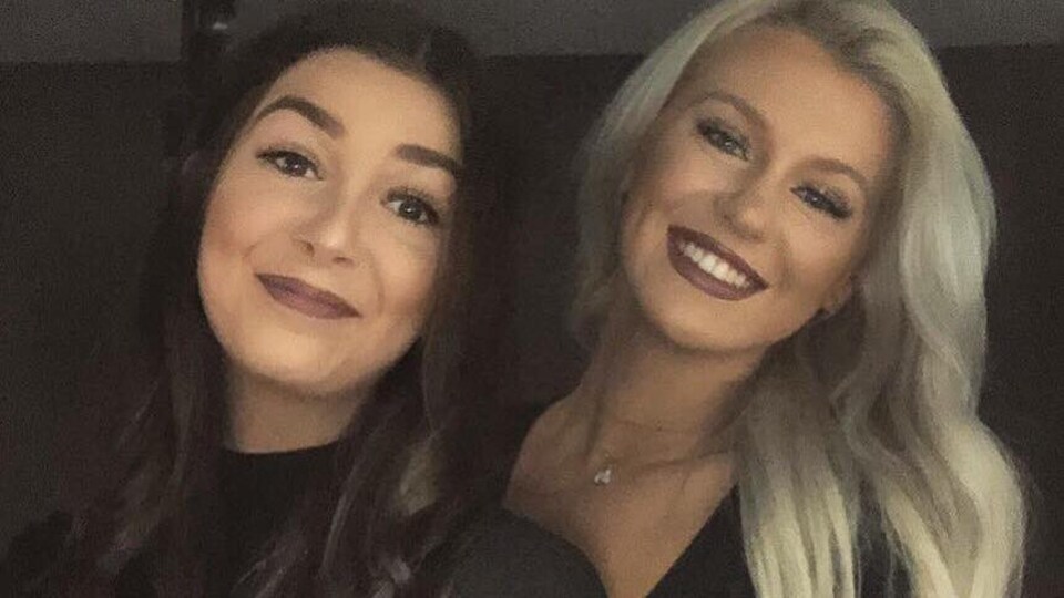 Deux jeunes femmes une à côté de l'autre, souriantes.