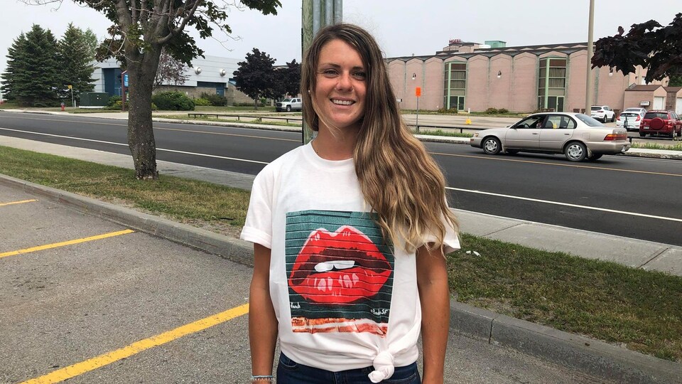 Claudie Ouellet sourit pour la photo.