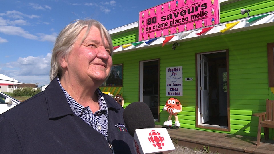 Claudine Girard est propriétaire du bar laitier Chez Marina, à Longue-Pointe-de-Mingan