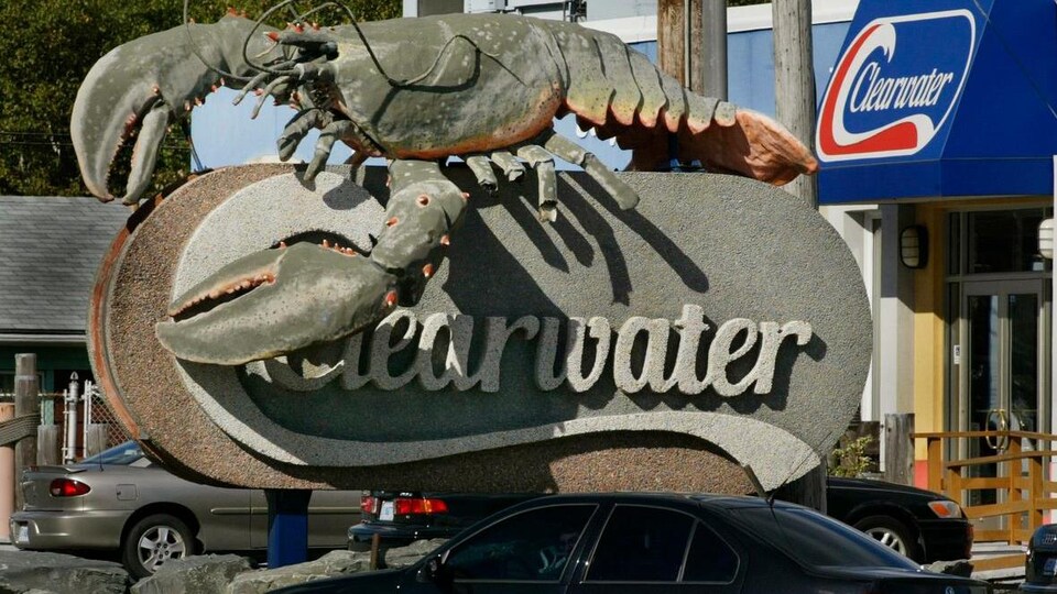 Un homard géant est représenté sur une affiche de béton sur laquelle on peut lire « Clearwater ».