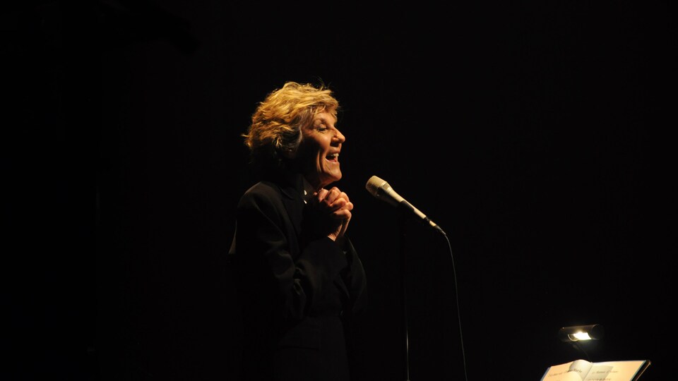 Clémence DesRochers sur scène.