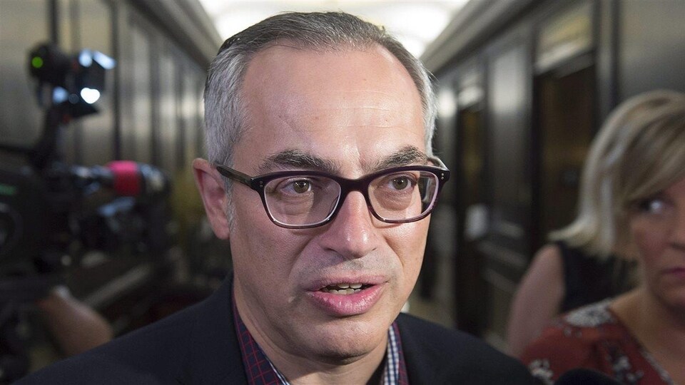 Tony Clement lors d'un point de presse.